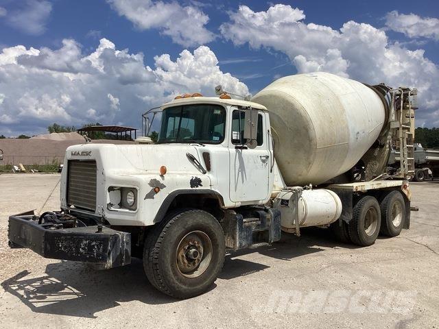 Mack DM690S Egyéb
