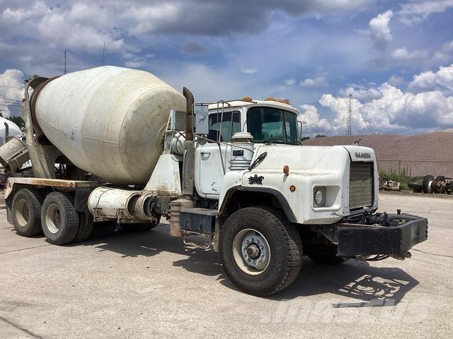 Mack DM690S Egyéb