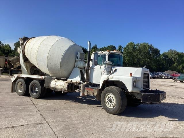 Mack DM690S Egyéb