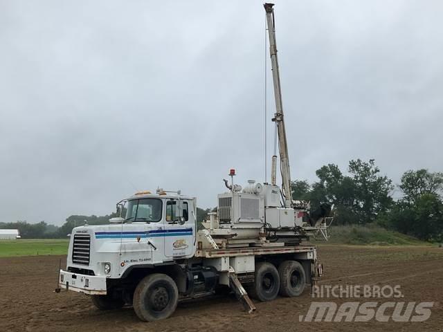 Mack DMM6906S Mobil fúró teherautók