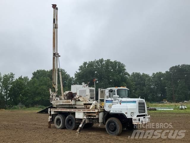 Mack DMM6906S Mobil fúró teherautók