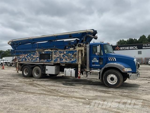 Mack GR64B Betonpumpák