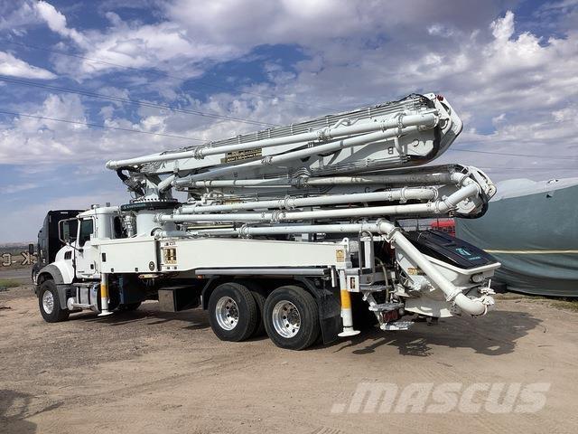 Mack GR64F Betonpumpák
