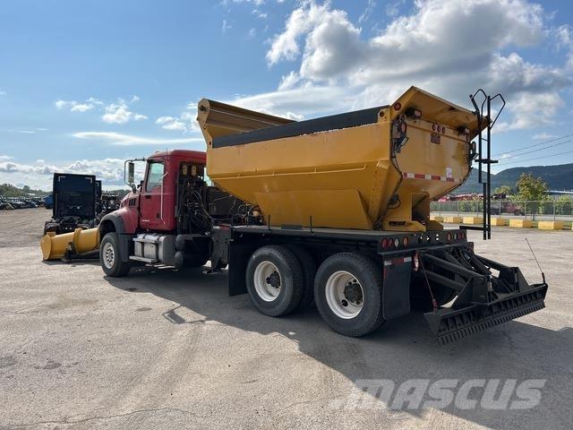 Mack GU433 Hóeltakarítók