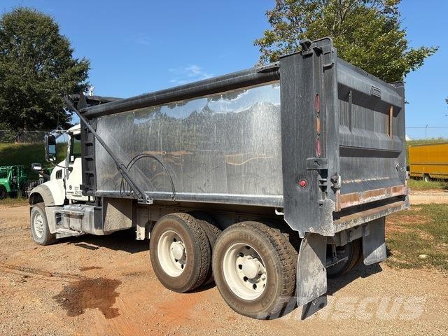 Mack GU713 Billenő teherautók