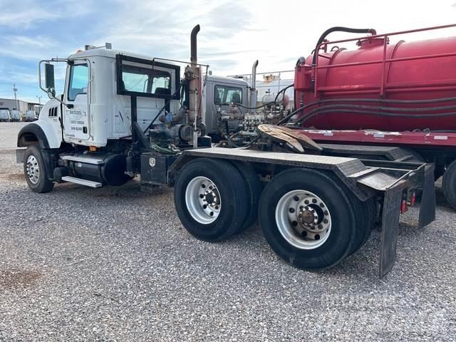 Mack GU713 Nyergesvontatók