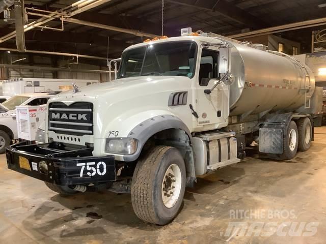 Mack GU713 Vízszállító teherautók