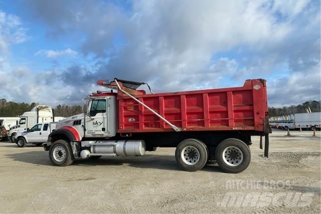 Mack GU713 Billenő teherautók