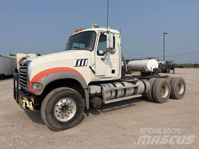 Mack GU713 Nyergesvontatók