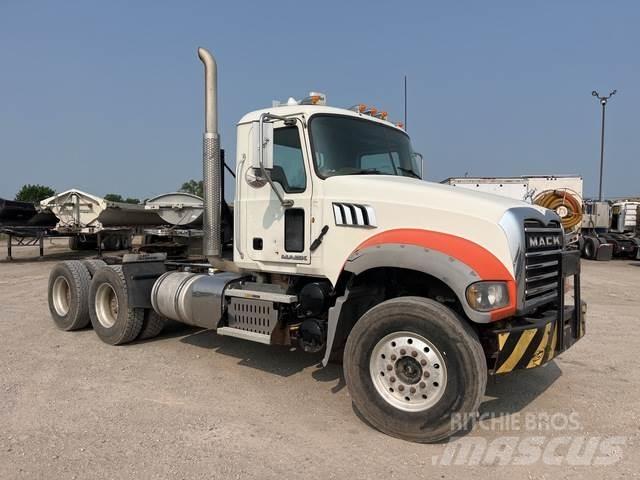 Mack GU713 Nyergesvontatók