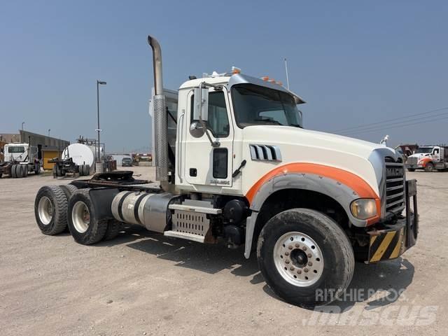 Mack GU713 Nyergesvontatók
