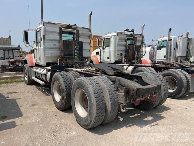 Mack GU713 Nyergesvontatók