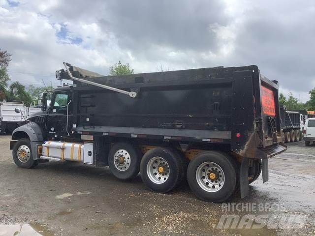 Mack GU713 Billenő teherautók
