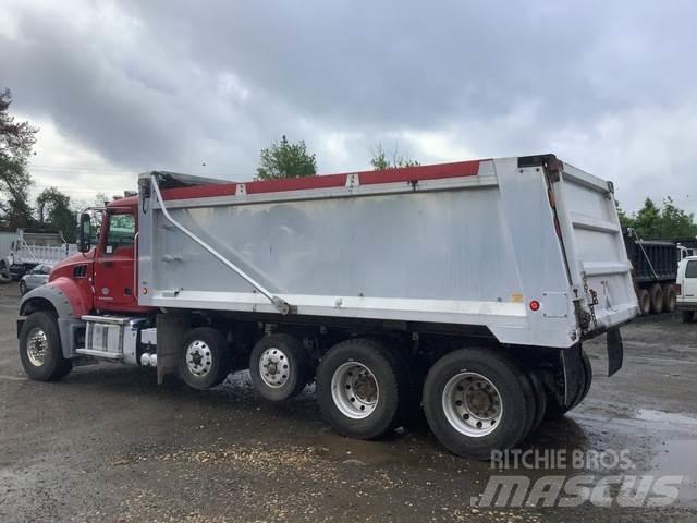 Mack GU713 Billenő teherautók