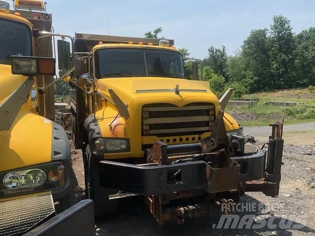 Mack GU713 Hóeltakarítók
