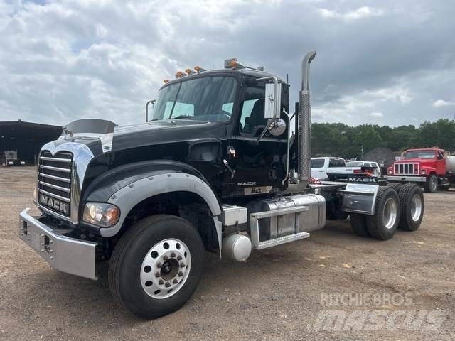 Mack GU713 Nyergesvontatók