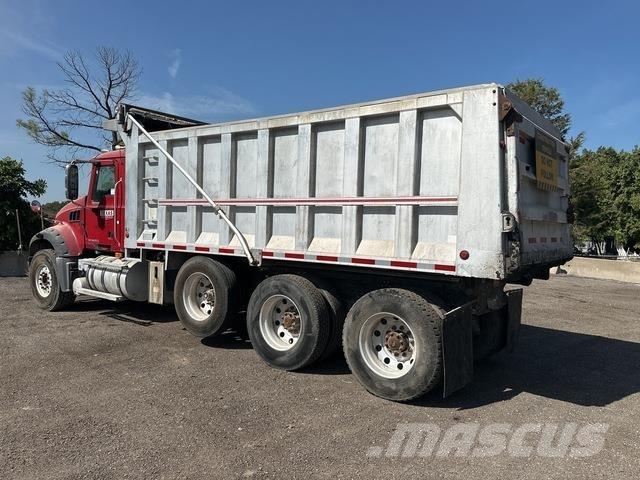 Mack GU713 Billenő teherautók