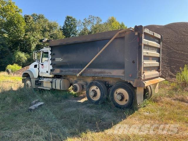 Mack GU713 Billenő teherautók