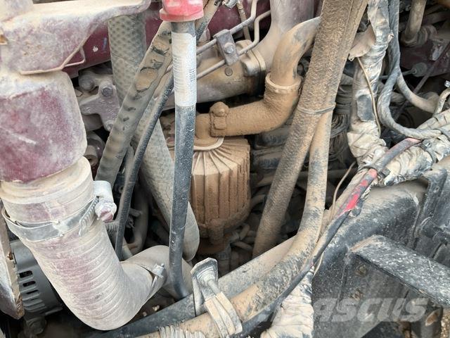 Mack GU713 Platós / Ponyvás teherautók