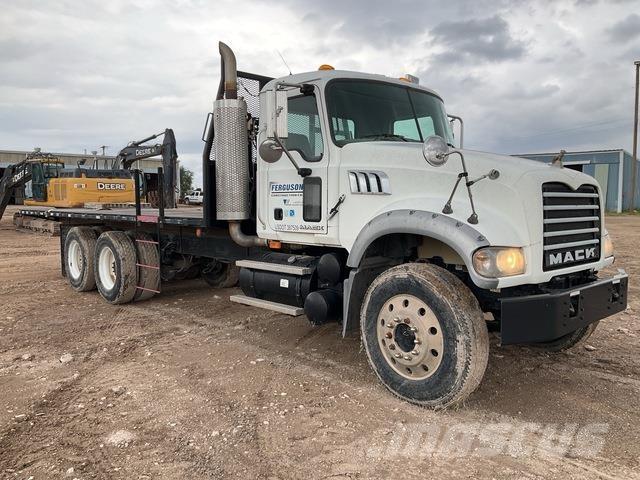 Mack GU713 Platós / Ponyvás teherautók