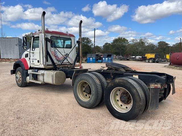 Mack GU713 Nyergesvontatók