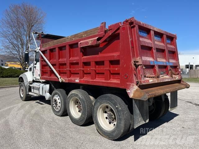 Mack GU714 Billenő teherautók