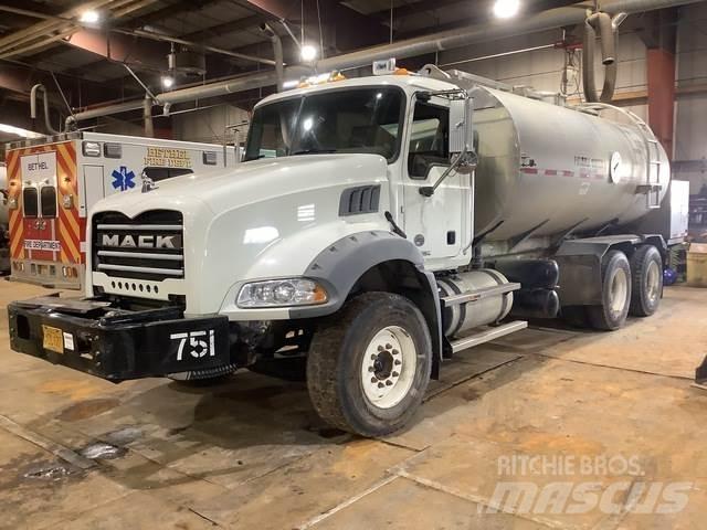 Mack GU813 Vízszállító teherautók