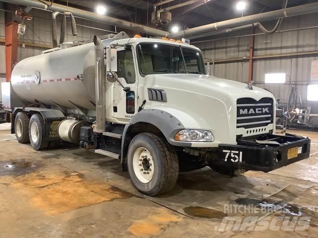 Mack GU813 Vízszállító teherautók