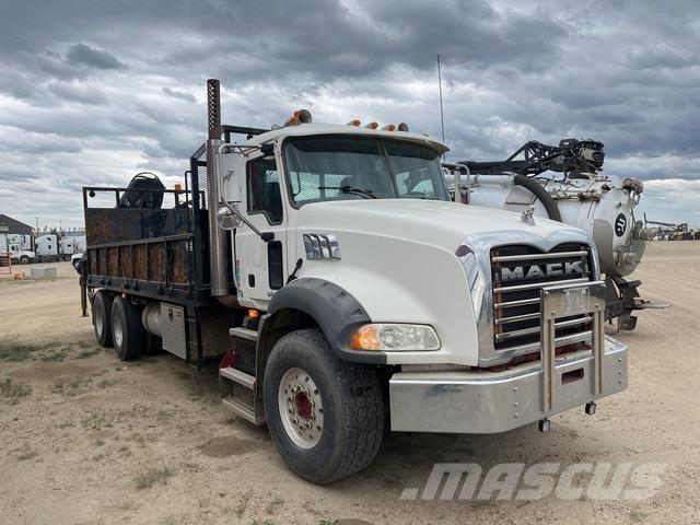 Mack GU813 Darus teherautók