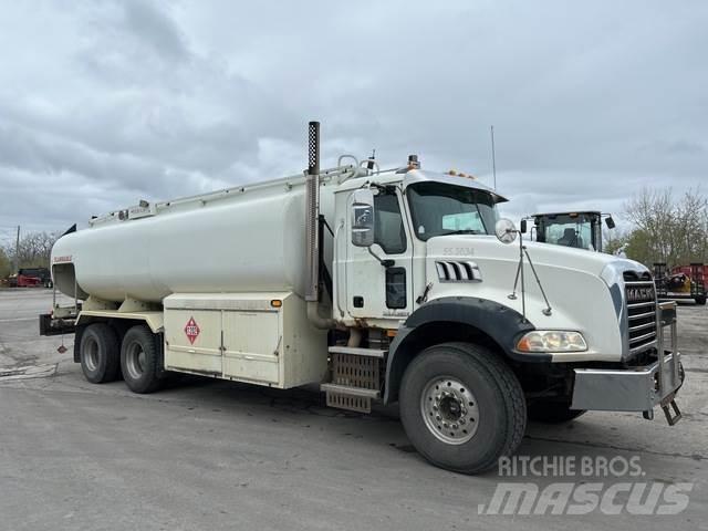 Mack GU813 Tartályos teherautók