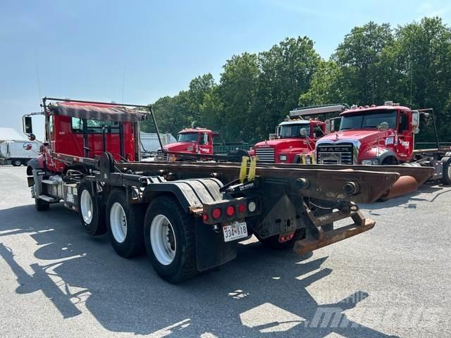Mack GU813 Hidraulikus konténerszállító
