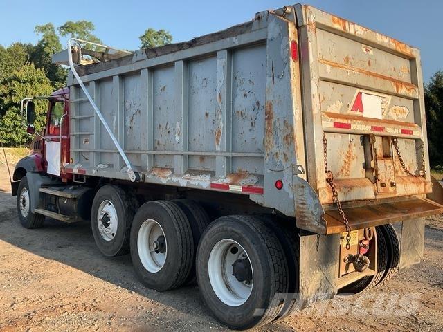 Mack GU813 Billenő teherautók