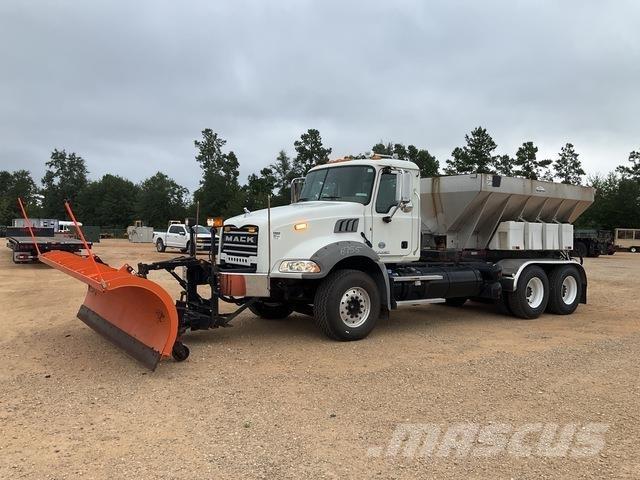 Mack GU813 Homok és Sószórók