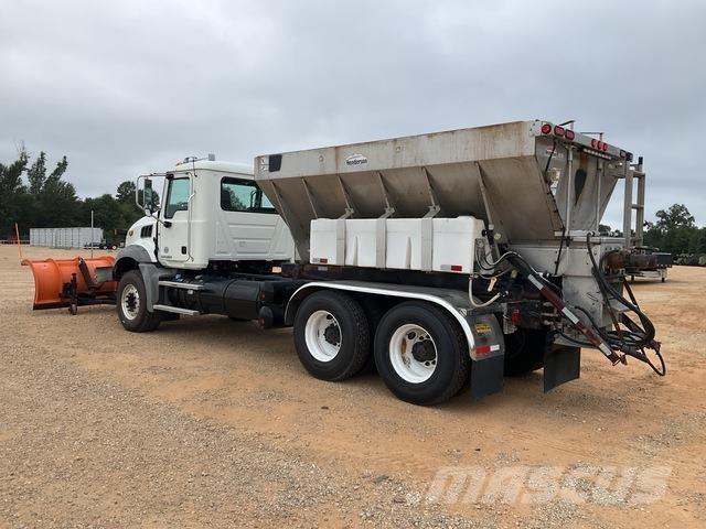 Mack GU813 Homok és Sószórók