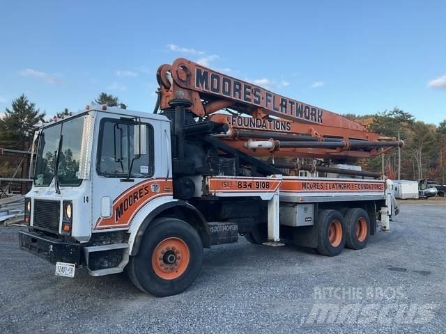 Mack MR688S Betonpumpák