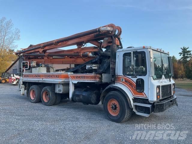 Mack MR688S Betonpumpák