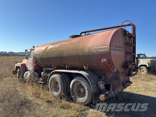 Mack R688ST Vízszállító teherautók