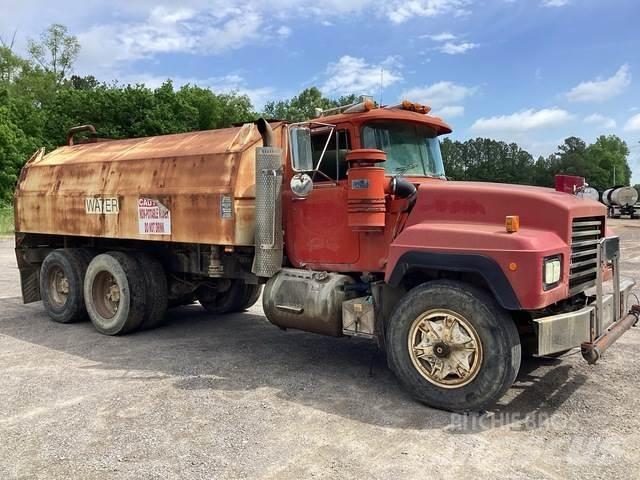 Mack RD688S Vízszállító teherautók