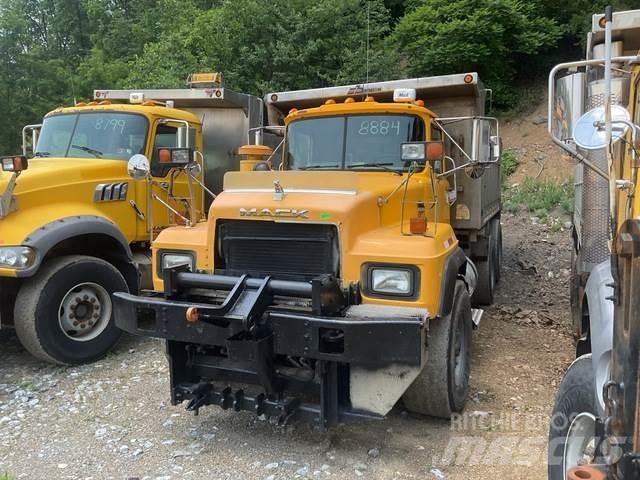 Mack RD688S Homok és Sószórók