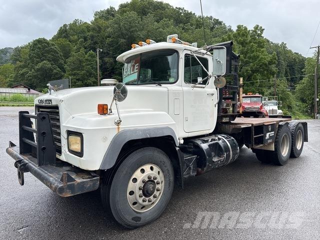 Mack RD688S Platós / Ponyvás teherautók