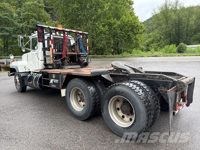 Mack RD688S Platós / Ponyvás teherautók