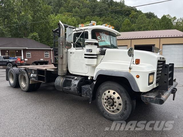 Mack RD688S Platós / Ponyvás teherautók