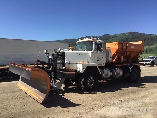 Mack RM6 Hóeltakarítók