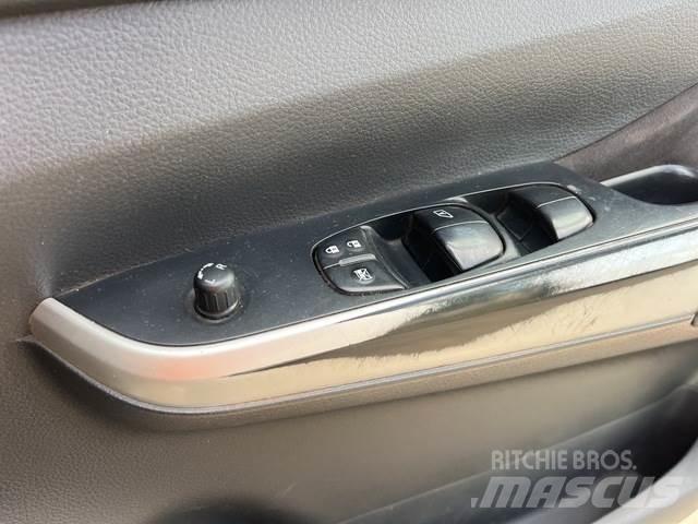 Nissan Navara Kis teherszállító/Platós kocsi