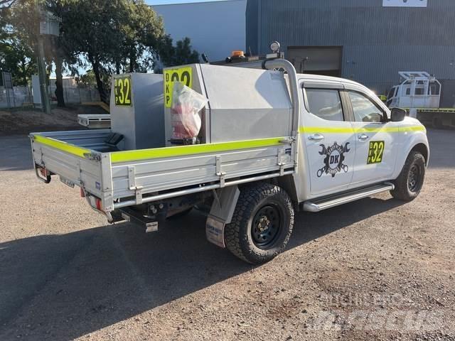 Nissan Navara Kis teherszállító/Platós kocsi