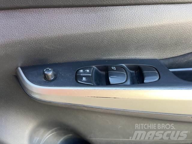 Nissan Navara Kis teherszállító/Platós kocsi