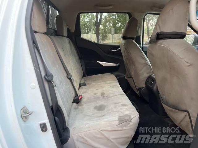 Nissan Navara Kis teherszállító/Platós kocsi