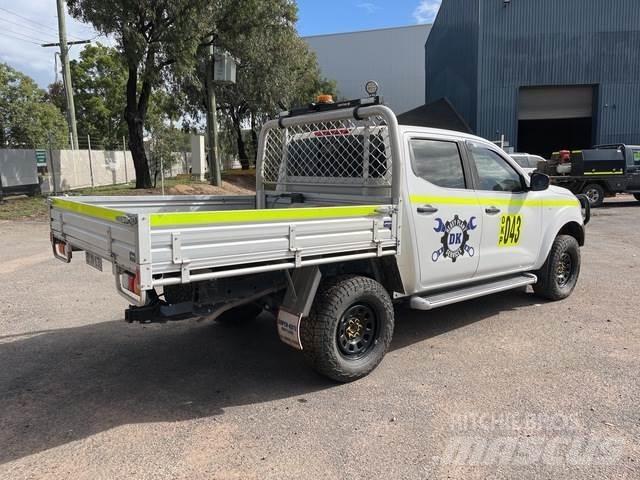 Nissan Navara Kis teherszállító/Platós kocsi