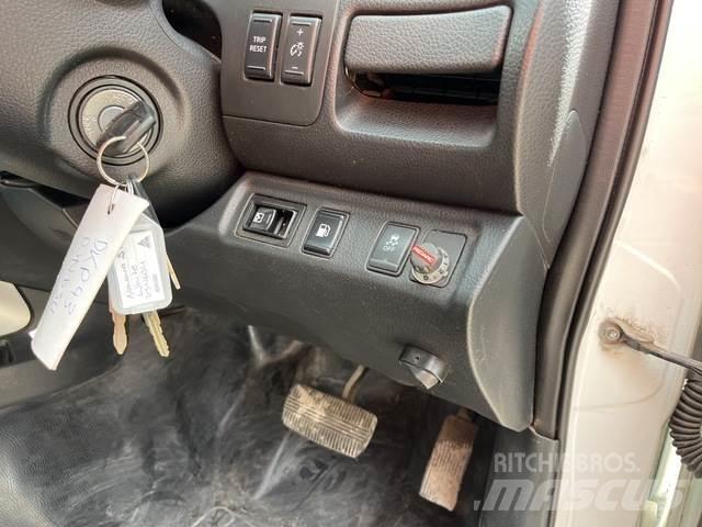 Nissan Navara Kis teherszállító/Platós kocsi