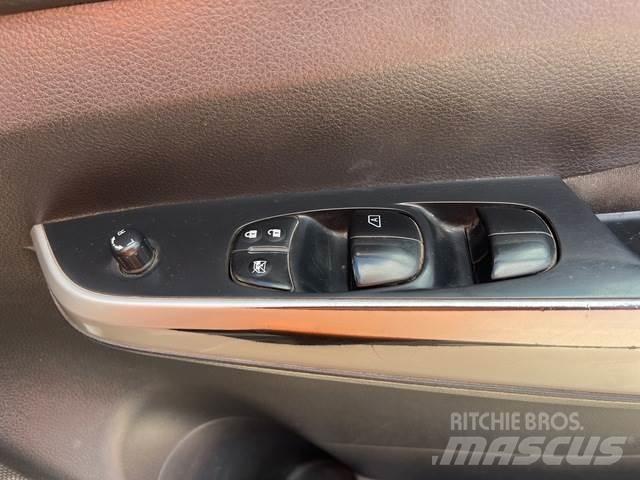Nissan Navara Kis teherszállító/Platós kocsi